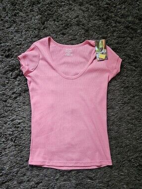 Poof! brand nwt size medium ribbed short-sleeve deep scoop neck top shirt pink